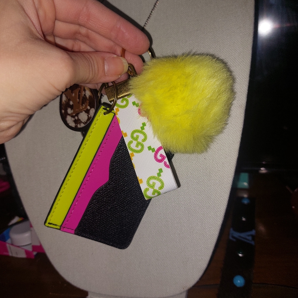 Beautiful Cardholder Keychain - Picture 4 of 5